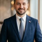 Портрет уверенного руководителя школы стрип-пластики Art-And-Dance на нейтральном фоне в студийном освещении