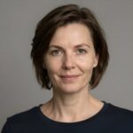 Портрет уверенного руководителя школы стрип-пластики Art-And-Dance на нейтральном фоне в студийном освещении