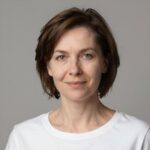 Профессиональный портрет уверенного бизнесмена на размытом нейтральном фоне в студийном освещении