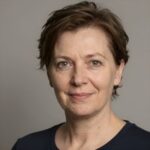Портрет уверенного бизнес-руководителя школы стрип-пластики Art-And-Dance на нейтральном размытом фоне в студии